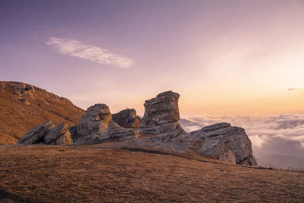 Luz do pôr do sol na cordilheira Demerdzhi no Vale do gh — Fotografia de Stock