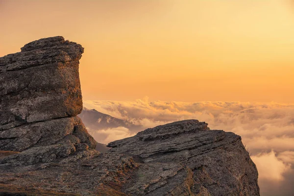 Luz del atardecer en la cordillera Demerdzhi en el Valle de gh — Foto de Stock