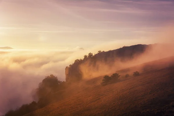 Luz del atardecer en la cordillera Demerdzhi en el Valle de gh — Foto de Stock