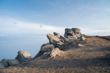 Demerdzhi dağındaki hayaletler vadisindeki kaya ların formları
