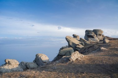 Demerdzhi dağındaki hayaletler vadisindeki kaya ların formları