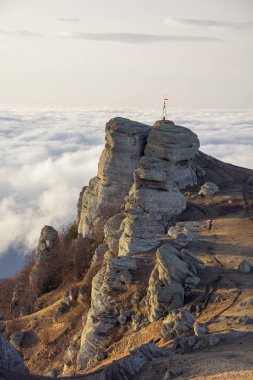 Demerdzhi dağındaki hayaletler vadisindeki kaya ların formları