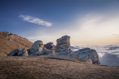 Demerdzhi dağındaki hayaletler vadisindeki kaya ların formları