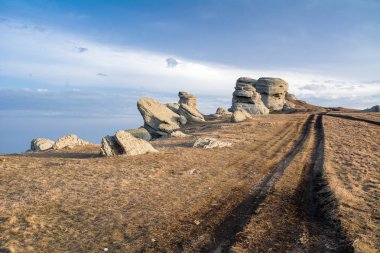 Demerdzhi dağındaki hayaletler vadisindeki kaya ların formları