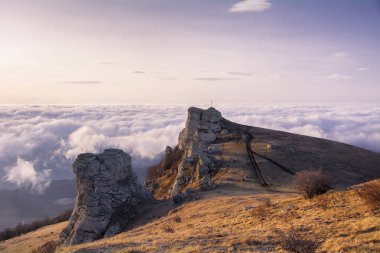 Demerdzhi dağındaki hayaletler vadisindeki kaya ların formları