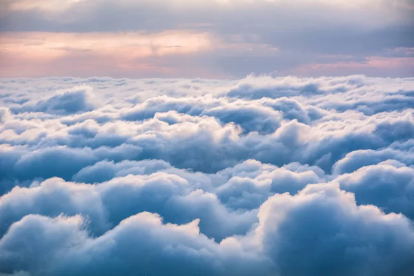 Uitzicht op de wolken van boven bij dageraad — Stockfoto