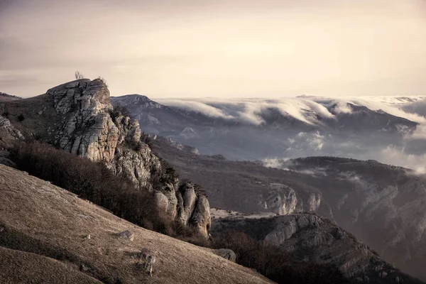 Formas de rocas en el valle de los fantasmas en la montaña Demerdzhi — Foto de Stock