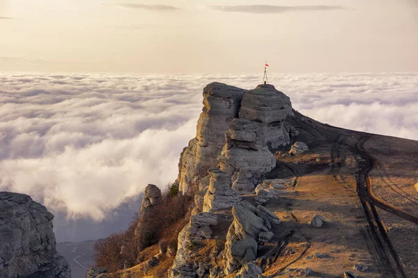 Formas de rocas en el valle de los fantasmas en la montaña Demerdzhi — Foto de Stock