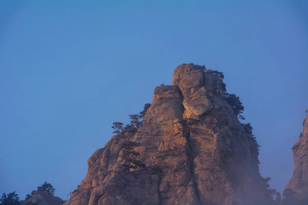 Formas de rocas en el valle de los fantasmas en la montaña Demerdzhi — Foto de Stock