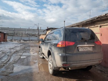 Kötü havalarda Siyah Mitsubishi Pajero Sport