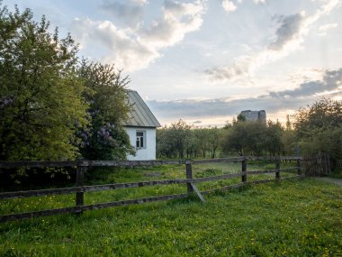 Kolomenskoye parkta ahşap çit ile basit bir köy evi