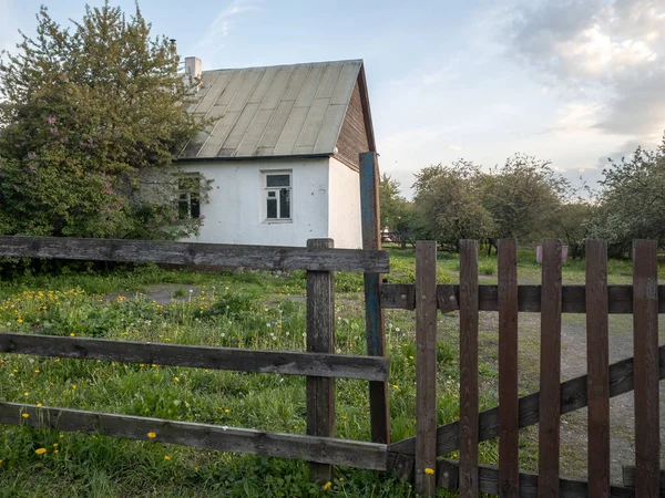 Simple village house with a wooden fence in Kolomenskoye park — Stock Photo, Image