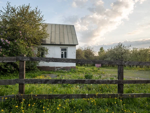 Jednoduchý vesnický dům s dřevěným plotem v Kolomenskoye parku — Stock fotografie