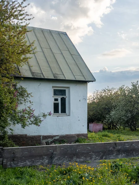 Jednoduchý vesnický dům s dřevěným plotem v Kolomenskoye parku — Stock fotografie