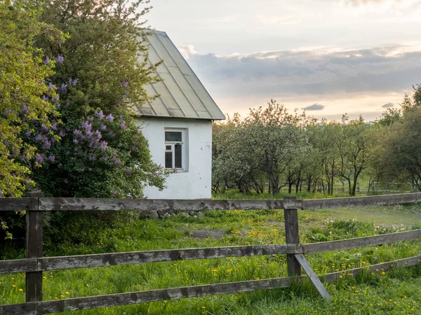 Jednoduchý vesnický dům s dřevěným plotem v Kolomenskoye parku — Stock fotografie