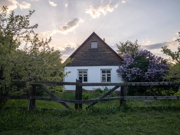 Jednoduchý vesnický dům s dřevěným plotem v Kolomenskoye parku — Stock fotografie