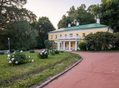 Mülkün ana binaları. I. Vladimir'in eski ikametgahı