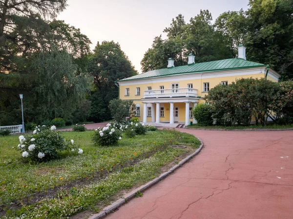 Los principales edificios de la finca. Antigua residencia de Vladimir I —  Fotos de Stock