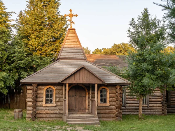 Dřevěný kostel. Scenérie pro film "hon pro ďábla" — Stock fotografie
