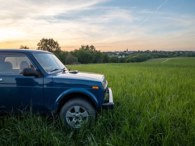 Mavi Rus off-road araba Lada Niva 4x4 (Vaz 2121 / 21214) parke