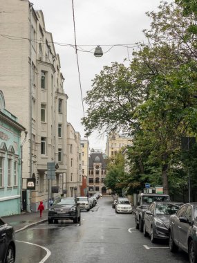 Yaz aylarında yağmur dan sonra ıslak sokak Mamonovsky şeritli