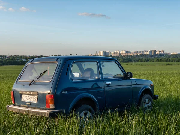 Azul russo off-road carro Lada Niva 4x4 (VAZ 2121 / 21214) parke — Fotografia de Stock