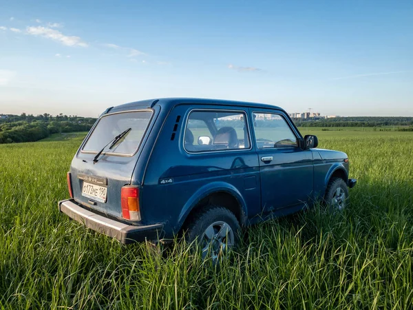 Kék orosz off-road autó Lada Niva 4x4 (VAZ 2121/21214) Parke — Stock Fotó