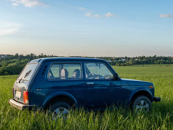 蓝色俄罗斯越野车拉达尼瓦 4x4 （Vaz 2121 / 21214） 公园 — 图库照片