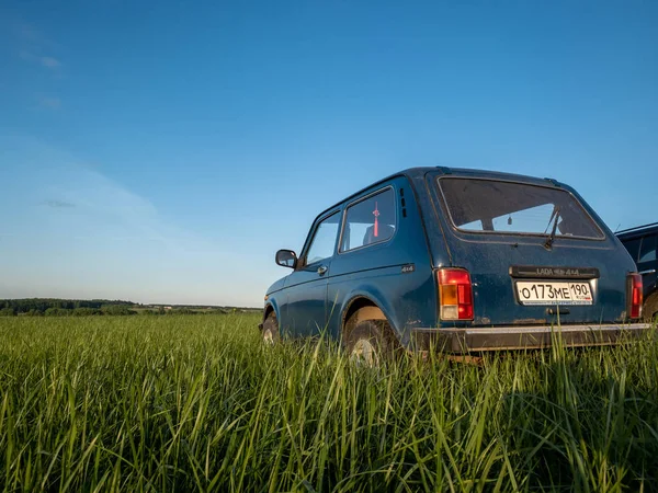 蓝色俄罗斯越野车拉达尼瓦 4x4 （Vaz 2121 / 21214） 公园 — 图库照片