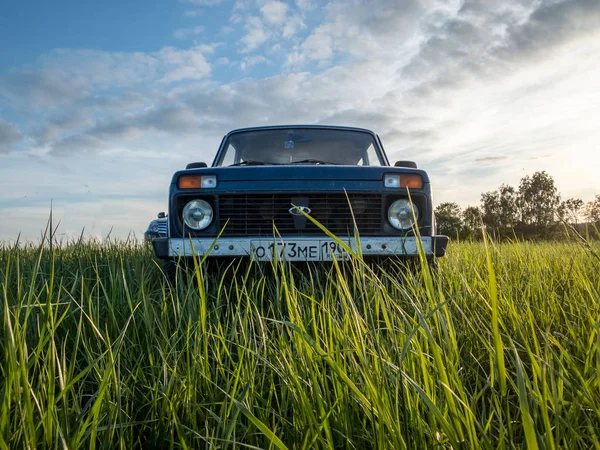 블루 러시아어 오프로드 자동차 라다 니바 4 × 4 (Vaz 2121 / 21214) parke — 스톡 사진