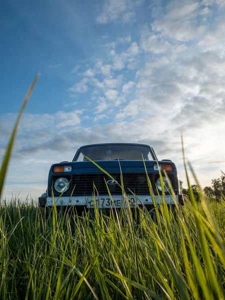 Kék orosz off-road autó Lada Niva 4x4 (VAZ 2121/21214) Parke — Stock Fotó