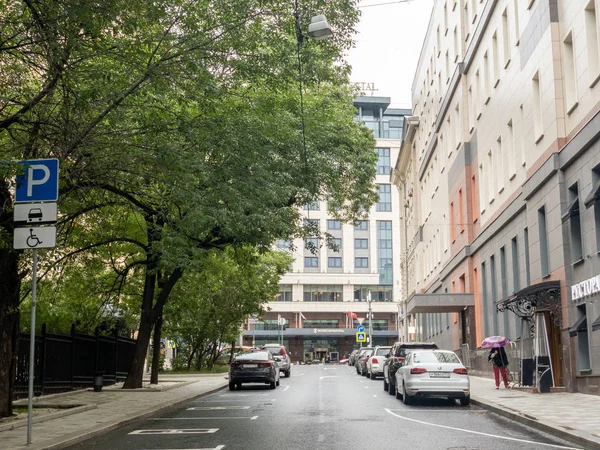 Natte straat Mamonovsky Lane na regen in de zomer — Stockfoto