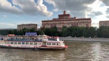 Moskova, Rusya - 29 Temmuz 2019: Motorlu gemi Sıcak bir yaz akşamı nda Moskova'da nehir üzerinde yüzüyor