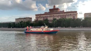 Moskova, Rusya - 29 Temmuz 2019: Motorlu gemi Sıcak bir yaz akşamı nda Moskova'da nehir üzerinde yüzüyor