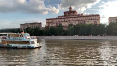 Moskova, Rusya - 29 Temmuz 2019: Motorlu gemi Sıcak bir yaz akşamı nda Moskova'da nehir üzerinde yüzüyor
