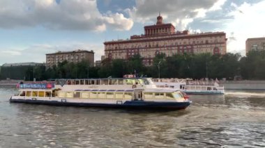 Moskova, Rusya - 29 Temmuz 2019: Motorlu gemi Sıcak bir yaz akşamı nda Moskova'da nehir üzerinde yüzüyor