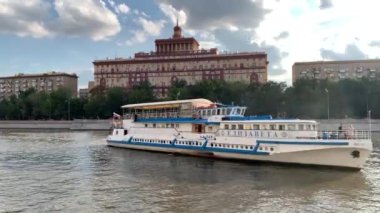 Moskova, Rusya - 29 Temmuz 2019: Motorlu gemi Sıcak bir yaz akşamı nda Moskova'da nehir üzerinde yüzüyor
