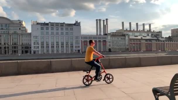 Moscú Rusia Julio 2019 Tipo Monta Una Bicicleta Strida Las — Vídeo de stock