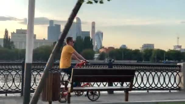 Moscow Russia July 2019 Guy Rides Bicycle Strida Streets Embankment — Stock Video