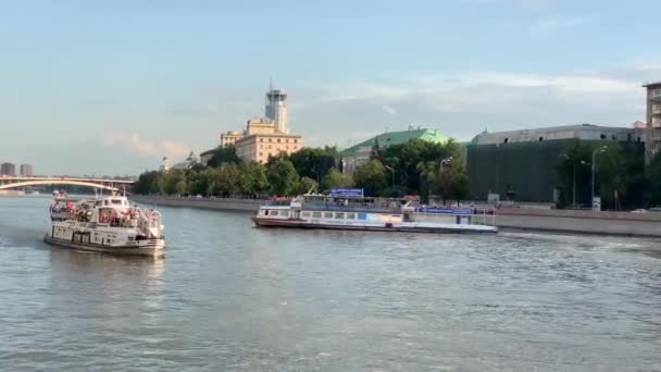 Moscow Oroszország Július 2019 Motoros Hajó Lebeg Moszkvában Folyón Egy — Stock videók