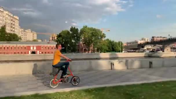 Μόσχα Ρωσία Ιουλίου 2019 Τύπος Καβαλάει Ένα Ποδήλατο Strida Στους — Αρχείο Βίντεο