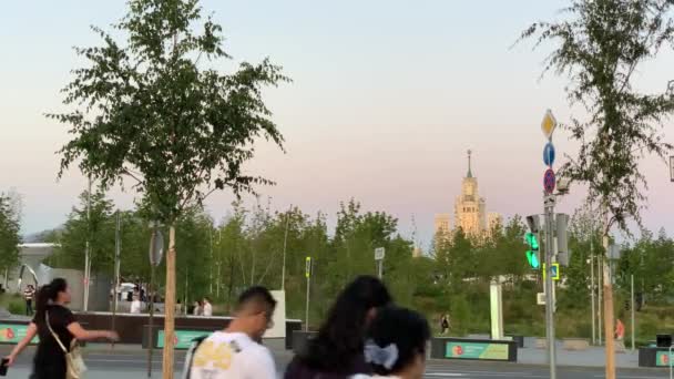 Moskou Rusland Juli 2019 Zaryadye Park Het Kotelnicheskaya Embankment Building — Stockvideo