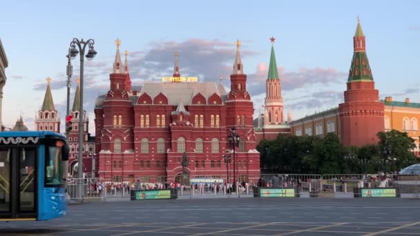 Moskou Rusland Juli 2019 Bus Ritten Buurt Van Manezhnaya Plein — Stockvideo