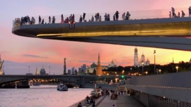 Moskova, Rusya - 29 Temmuz 2019: Moskova Zaryadye Peyzaj Parkı ve Kremlin yakınlarındaki gün batımı ışığında yükselen köprü