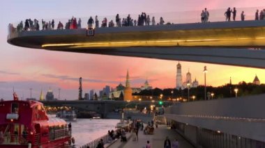 Moskova, Rusya - 29 Temmuz 2019: Moskova Zaryadye Peyzaj Parkı ve Kremlin yakınlarındaki gün batımı ışığında yükselen köprü