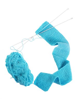 Top örgü beyaz izole iğne ve iplik. Mavi, Turkuaz yün örgü arka plan.