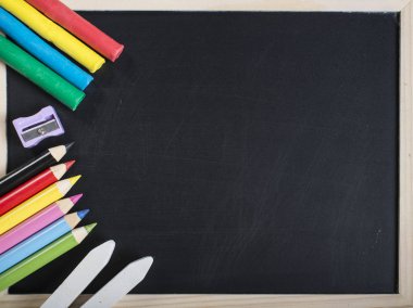 Ahşap çerçeve blackboard boş yüzeyi Tarih okul malzemeleri. Hamuru, tebeşir, kalemtıraş, boya kalemi.