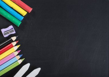 Blackboard boş yüzeyi Tarih okul malzemeleri. Hamuru, tebeşir, kalemtıraş, boya kalemi.