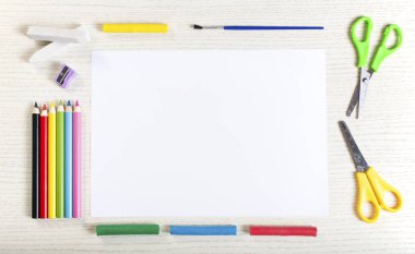 Okul çerçeve beyaz kağıt boş yüzeyli malzemeleri. Hamuru, tebeşir, kalemtıraş, fırça, makas, boya kalemi ve silgi.