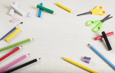 Okul boş yüzeyli beyaz tahta çerçeveyi sağlar. Hamuru, tebeşir, kalemtıraş, fırça, makas, boya kalemi ve silgi.